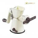 Cortador de verduras manual de color blanco con mango marrón, ideal para recetas caseras.
