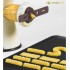 Fabricante de pasta extruyendo pasta fresca sobre una estera negra.
