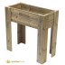 Cama de jardín elevada de madera con la URL del sitio web en el lateral para hortalizas naturales.