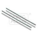 Dos varillas de metal plateadas, parecidas a electrodos de zinc puro, sobre un fondo blanco.