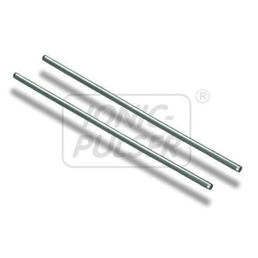 Dos varillas de metal plateadas, parecidas a electrodos de zinc puro, sobre un fondo blanco.
