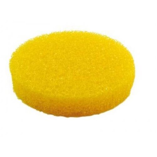 Una esponja de limpieza redonda, de color amarillo, con una piedra blanca sobre un fondo blanco.