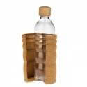 Botella de cristal reutilizable con tapa de madera en un estuche texturizado marrón.