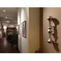 Interior de edificio artístico con toques Emo Primordiales y una escultura de pared única.
