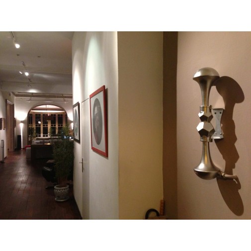Interior de edificio artístico con toques Emo Primordiales y una escultura de pared única.