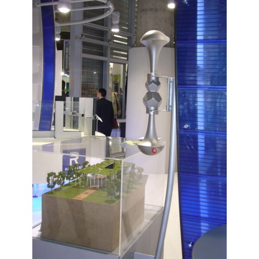 Turbina futurista exhibida, equilibra tu energía con un modelo a escala cercano.