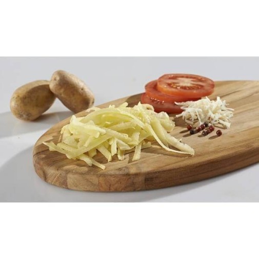 Patatas ralladas, rodajas de tomate y rábano picante adornan una tabla de acero inoxidable.