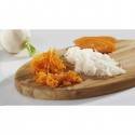 Rallador Combi Chef: Verduras ralladas y zanahoria en rodajas sobre una tabla de madera.