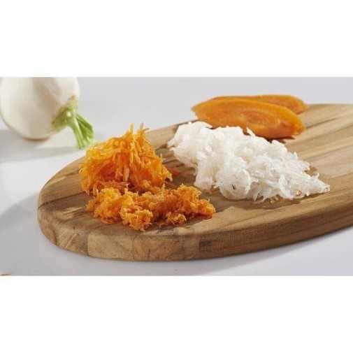 Rallador Combi Chef: Verduras ralladas y zanahoria en rodajas sobre una tabla de madera.
