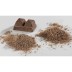 Cuadrados de barra de chocolate y un Rallador Combi Chef cerca de montones de chocolate rallado sobre fondo blanco.