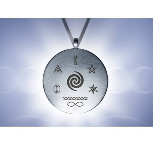 Colgante de plata Personal Emo Nayadel con símbolos sobre cordón oscuro para equilibrio energético.