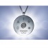 Colgante de plata Personal Emo Nayadel con símbolos sobre cordón oscuro para equilibrio energético.
