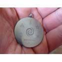 Colgante de plata con símbolos grabados, perfecto para el equilibrio energético y la meditación.