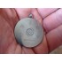 Colgante de plata con símbolos grabados, perfecto para el equilibrio energético y la meditación.