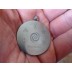 Colgante de plata con símbolos grabados, perfecto para el equilibrio energético y la meditación.