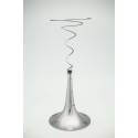 Soporte para árbol en espiral de plata con base en forma de cono y parte superior en espiral de alambre armonizado.