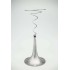 Soporte para árbol en espiral de plata con base en forma de cono y parte superior en espiral de alambre armonizado.