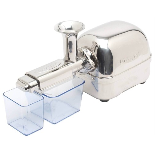 Extractor de zumo de acero inoxidable con dos recipientes transparentes a su lado.