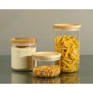 Tres frascos de vidrio con tapa de madera para conservar alimentos: harina, granos de maíz, pastas.