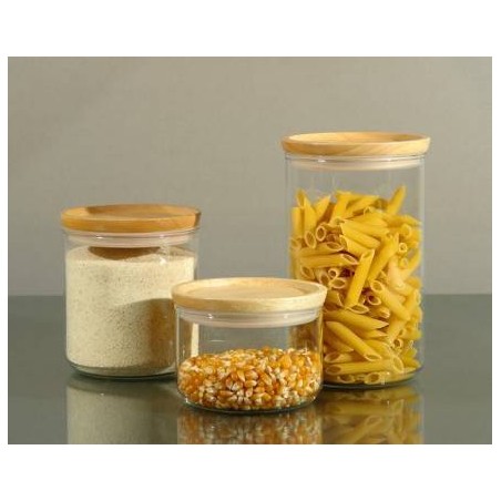 Tres frascos de vidrio con tapa de madera para conservar alimentos: harina, granos de maíz, pastas. Tres frascos de vidrio con tapa de madera para conservar alimentos: harina, granos de maíz, pastas.