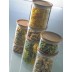 Los frascos apilados de Jena Trendglas con tapas de madera contienen pasta y legumbres sobre una superficie reflectante.