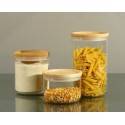 Tres frascos de vidrio de borosilicato con tapas de madera para harina, palomitas de maíz y pasta.