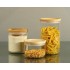 Tres frascos de vidrio de borosilicato con tapas de madera para harina, palomitas de maíz y pasta.