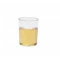 Un vaso Trendglas Jena lleno de te sobre un fondo blanco.