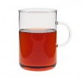 Taza OFFICE TEA de vidrio de borosilicato con té oscuro, aislada en fondo blanco.