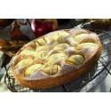 Tarta de manzana con azúcar glass sobre rejilla, horneada en molde de silicona platino.