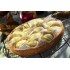 Tarta de manzana con azúcar glass sobre rejilla, horneada en molde de silicona platino.