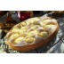 Tarta de manzana con azúcar glass sobre rejilla, horneada en molde de silicona platino.
