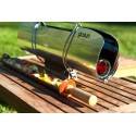 Cocinar recetas saludables con un horno solar GoSun Sport sobre una mesa de madera al aire libre.