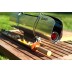 Cocinar recetas saludables con un horno solar GoSun Sport sobre una mesa de madera al aire libre.