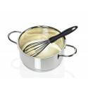 Olla de acero inoxidable con varilla para batir, mango de color negro, sobre fondo blanco.