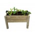Jardinera de madera con plantas verdes, perfecta para cultivar en casa.