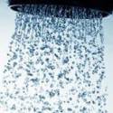 La lluvia de burbujas cae en cascada desde un cabezal de ducha montado en el techo.