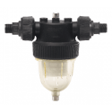 Un filtro de agua en línea negro con cámara transparente y conectores tubulares TC01.