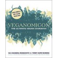 Portada de "Veganomicon" de Isa Chandra Moskowitz con un diseño de follaje verde adornado.