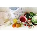 MioMat con verduras frescas, frutas, jugos y leche vegetal en el mostrador de la cocina.