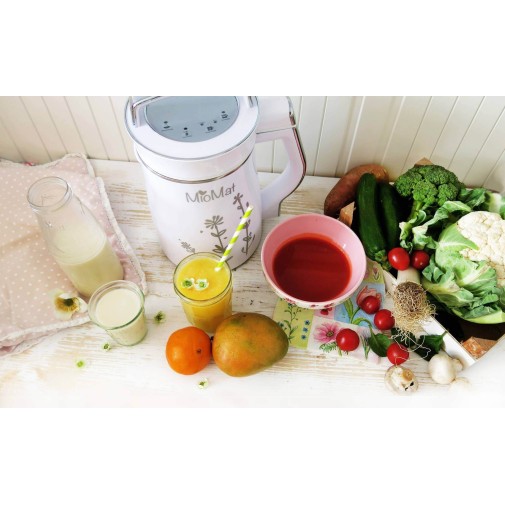 MioMat con verduras frescas, frutas, jugos y leche vegetal en el mostrador de la cocina.