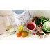 MioMat con verduras frescas, frutas, jugos y leche vegetal en el mostrador de la cocina.