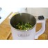 Licuadora abierta MioMat con vegetales picados, ideal para leches vegetales saludables, sobre encimera. Licuadora abierta MioMat con vegetales picados, ideal para leches vegetales saludables, sobre encimera.