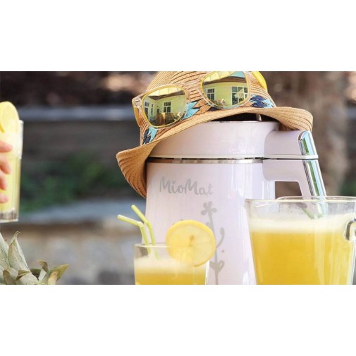 Exprimidor con sombrero de paja y gafas de sol, rodeado de vasos de leches vegetales saludables.