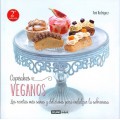 Exhibición de cupcakes veganos sobre soporte de cristal con diseño de portada de recetario.