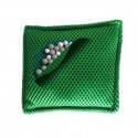 Bolsa ecológica con malla verde y bolitas blancas en su interior.