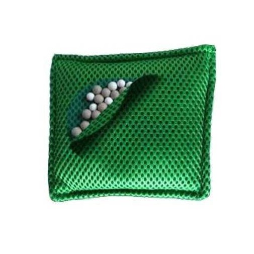 Bolsa ecológica con malla verde y bolitas blancas en su interior.