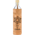 La botella Flaska envuelta en corcho, con la etiqueta "Amor y gratitud", irradia paz interior.
