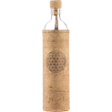 Botella de vidrio con funda de corcho y diseño geométrico.