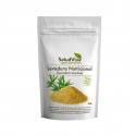 Paquete blanco de levadura nutricional adornado con un diseño de hojas verdes.